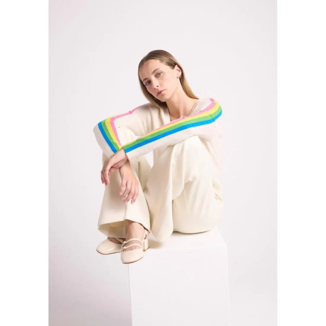 Pull col V manches bandes arc en ciel JAVA en cachemire blanc casse