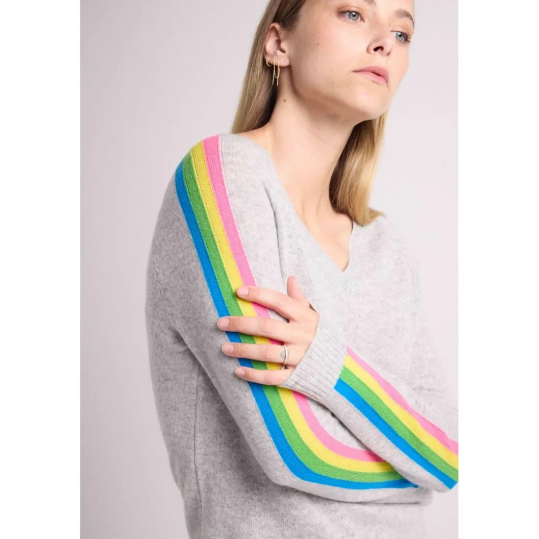 Pull col V manches bandes arc en ciel JAVA en cachemire gris perle