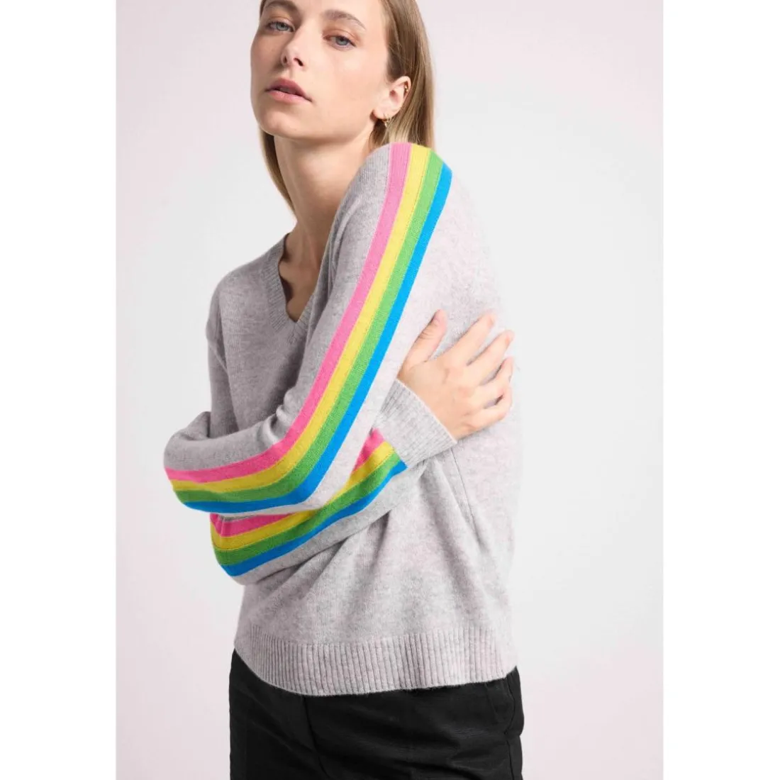 Pull col V manches bandes arc en ciel JAVA en cachemire gris perle