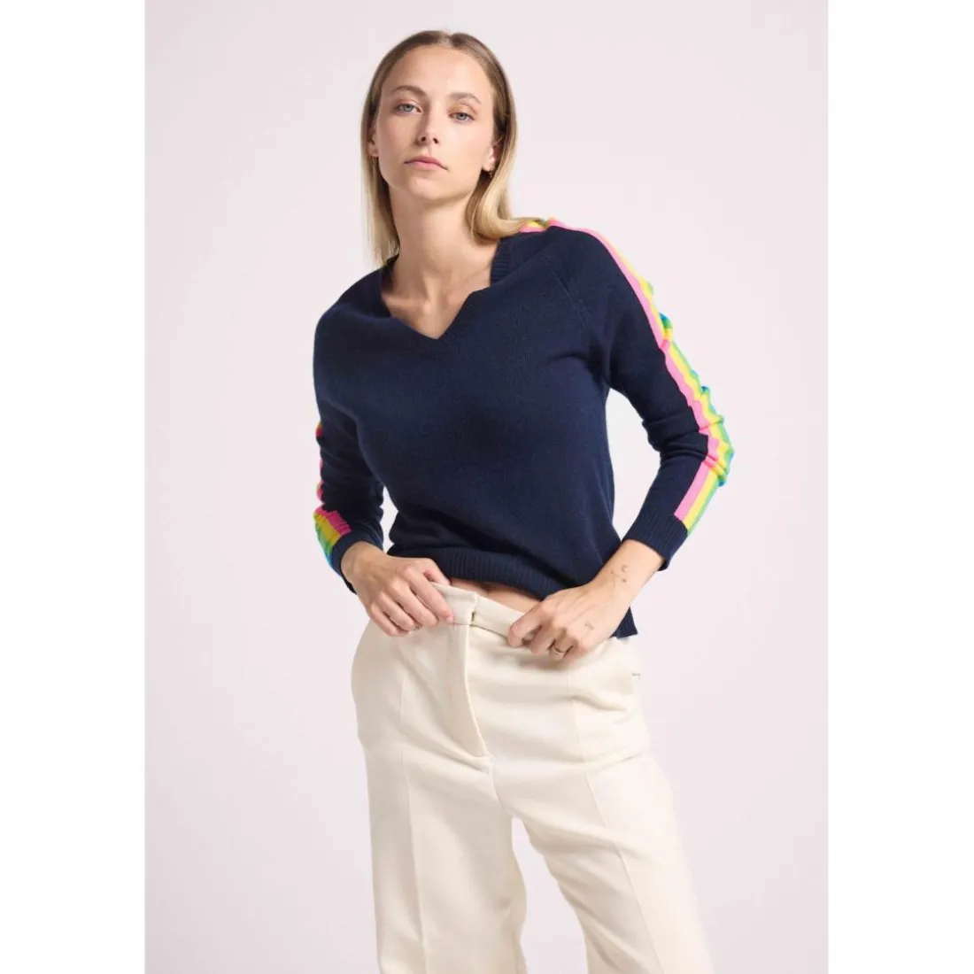 Pull col V manches bandes arc en ciel JAVA en cachemire bleu marine