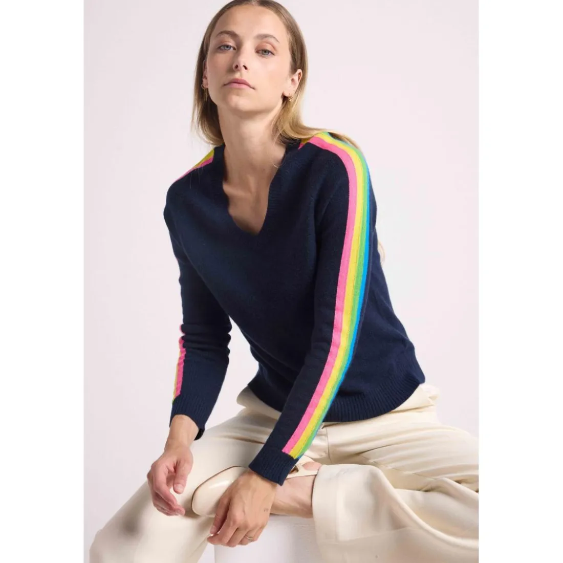 Pull col V manches bandes arc en ciel JAVA en cachemire bleu marine