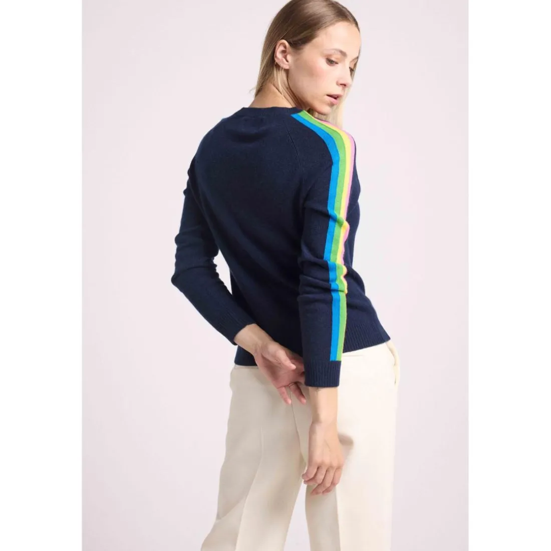 Pull col V manches bandes arc en ciel JAVA en cachemire bleu marine