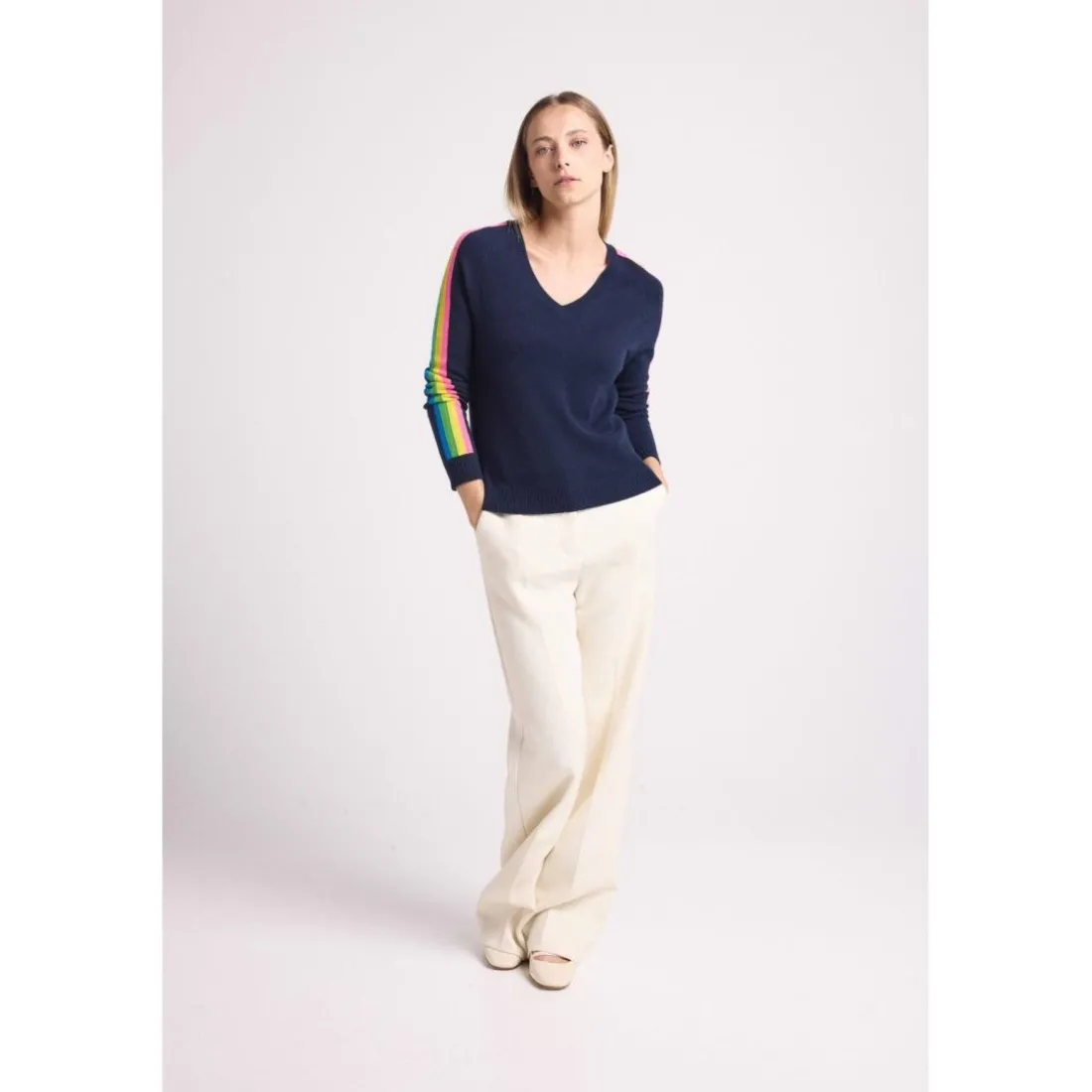 Pull col V manches bandes arc en ciel JAVA en cachemire bleu marine