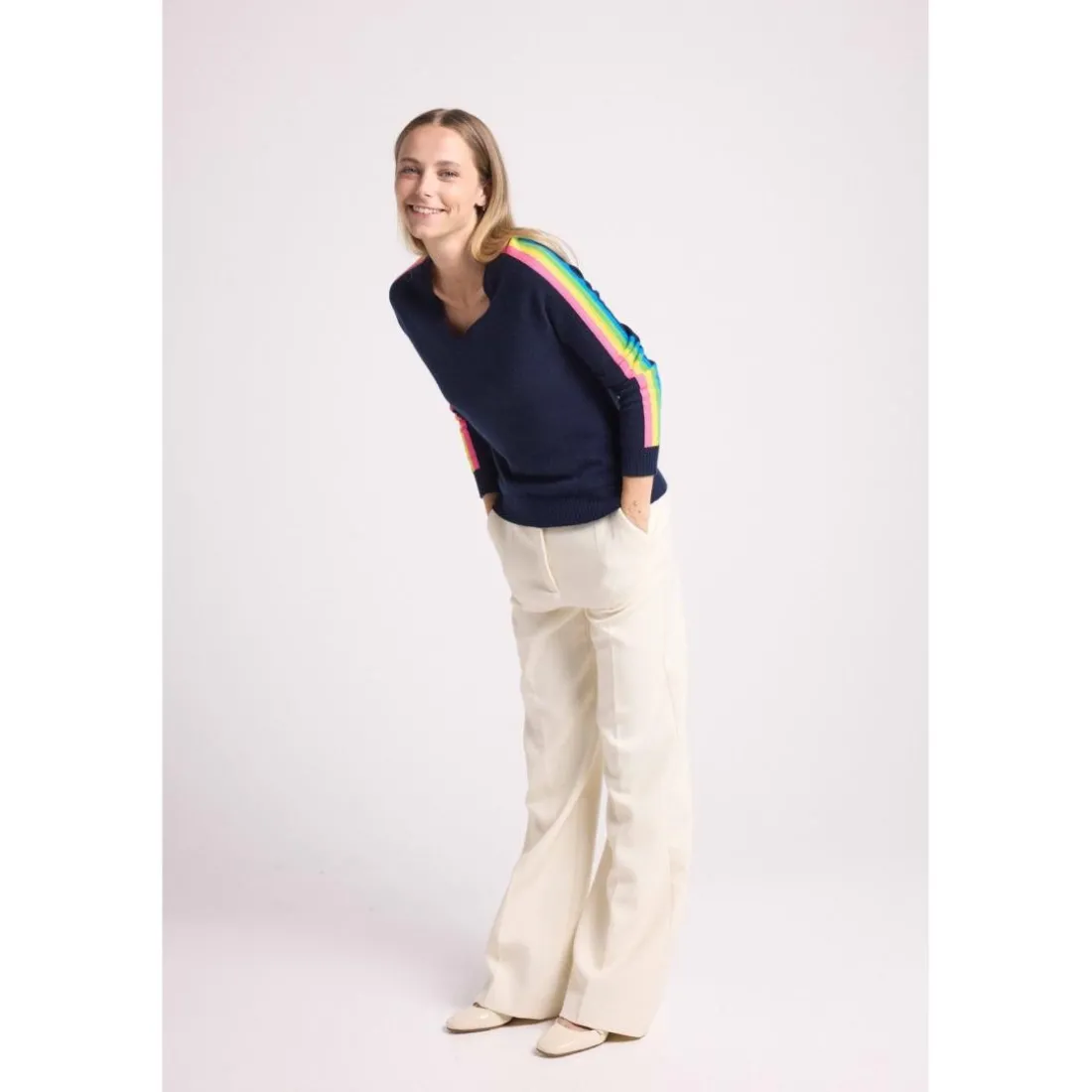 Pull col V manches bandes arc en ciel JAVA en cachemire bleu marine