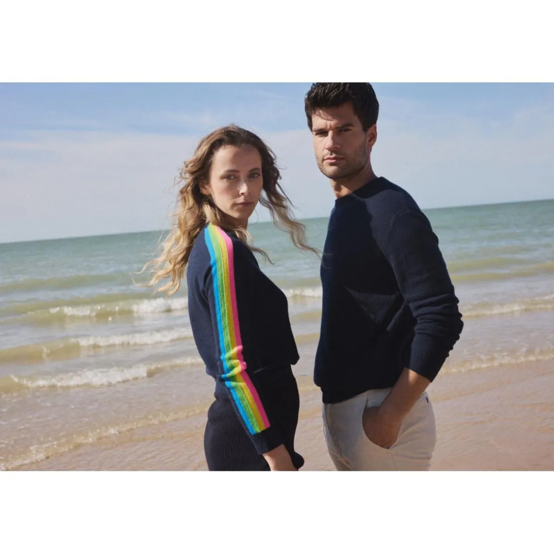 Pull col V manches bandes arc en ciel JAVA en cachemire bleu marine