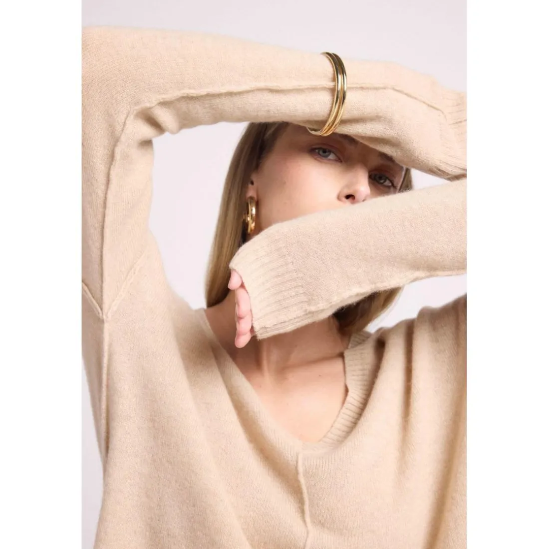 Pull col V oversize couture apparantes MANON en cachemire creme