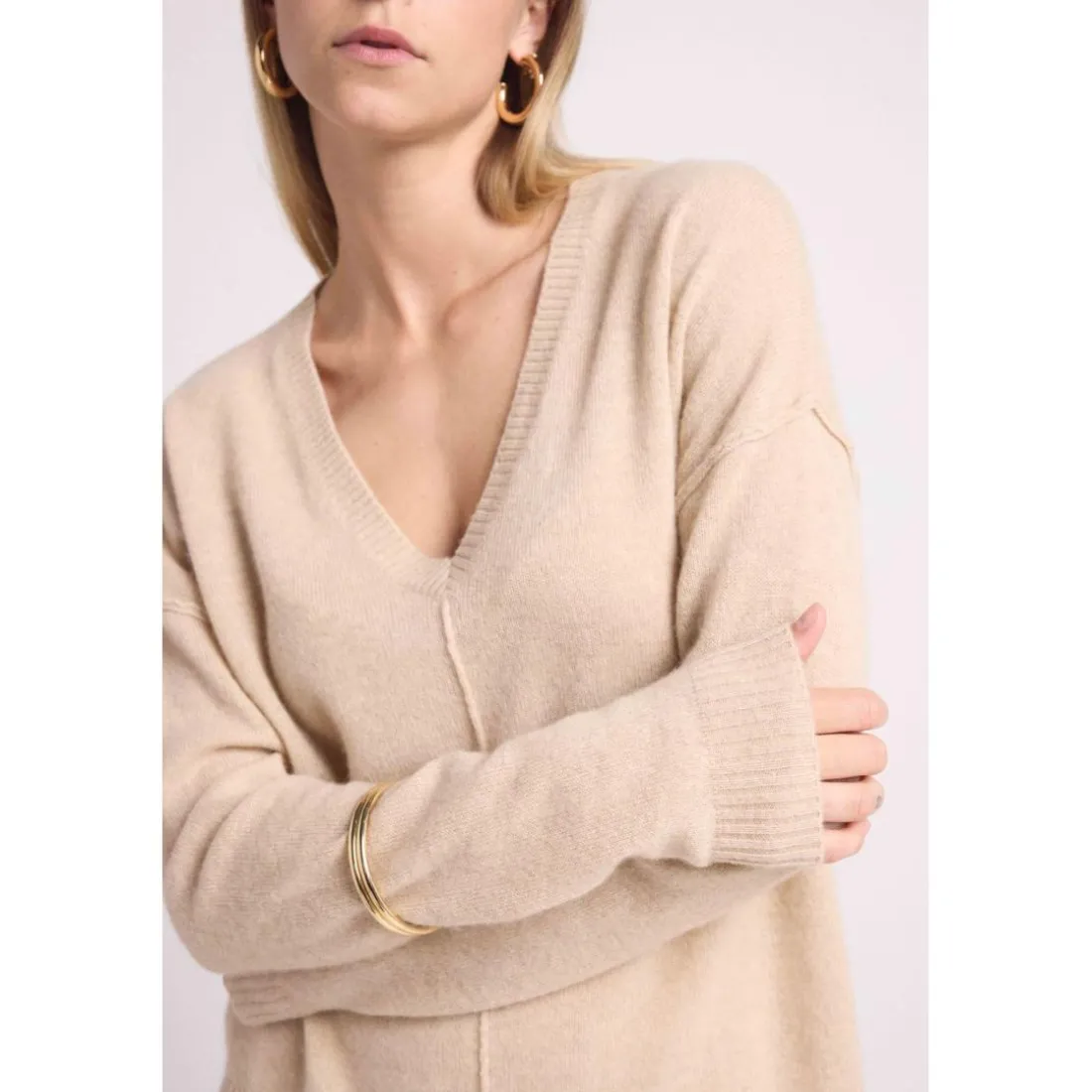 Pull col V oversize couture apparantes MANON en cachemire creme