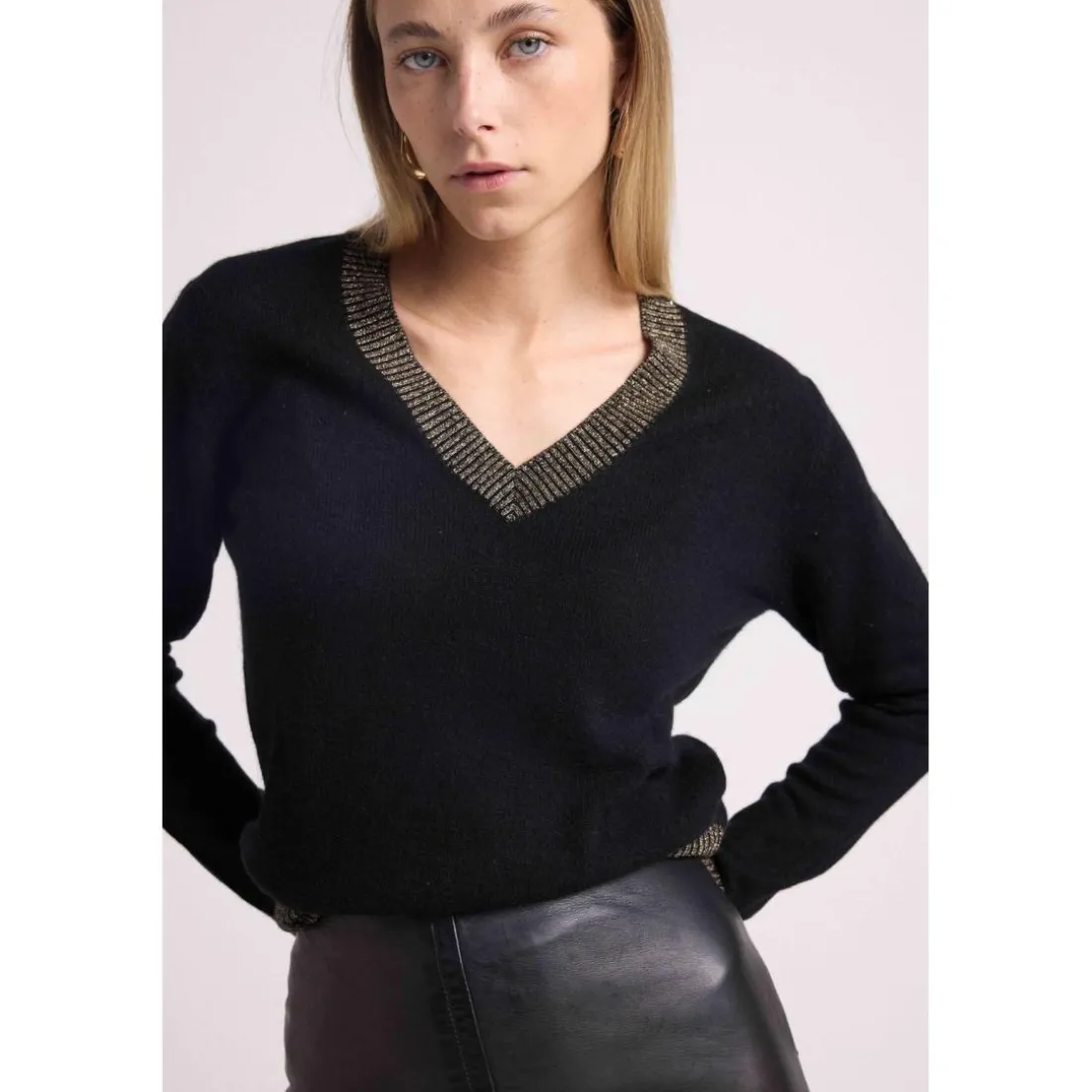 Pull col V rib contraste ZEPHANA en cachemire noir et rib dore