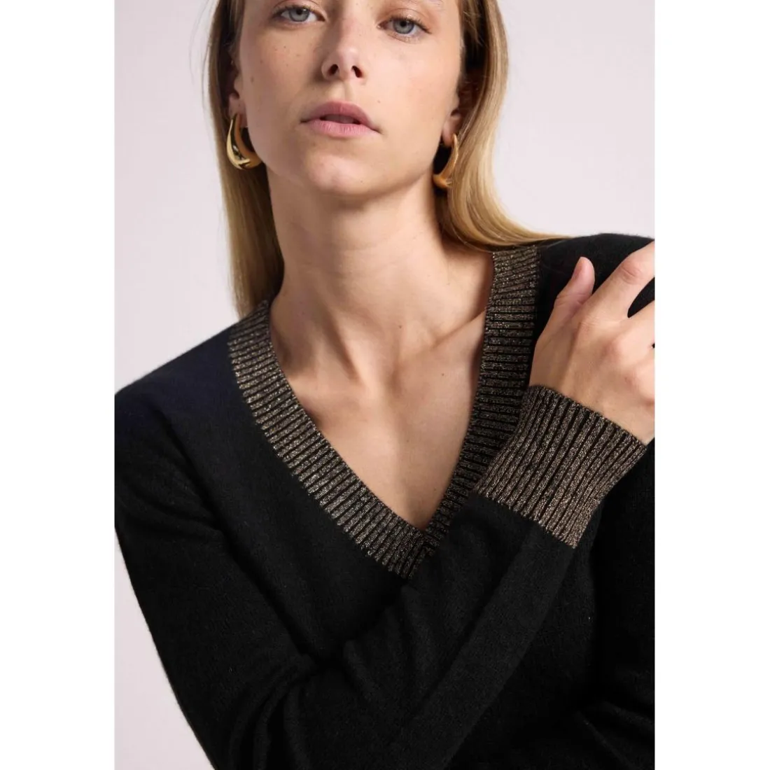 Pull col V rib contraste ZEPHANA en cachemire noir et rib dore