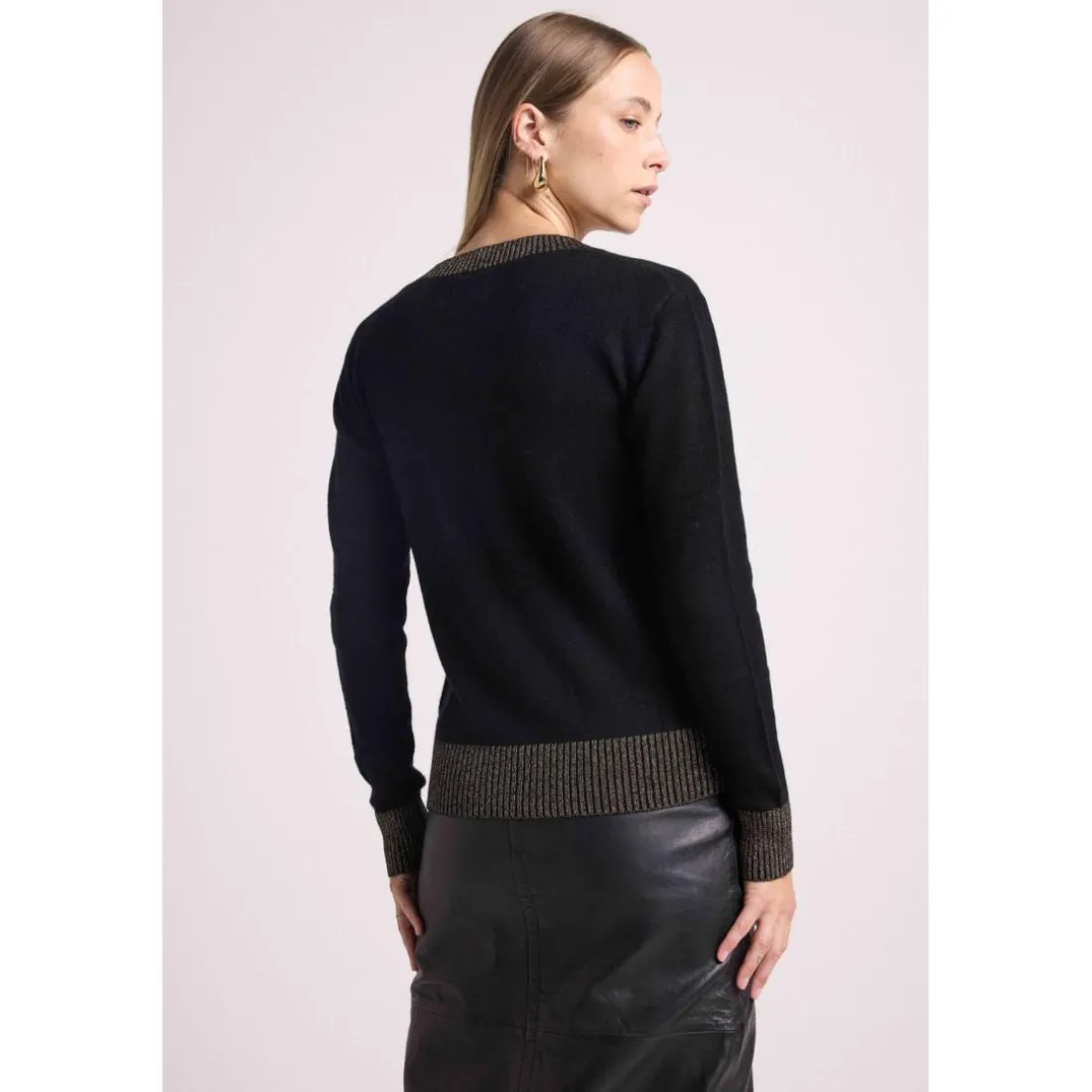 Pull col V rib contraste ZEPHANA en cachemire noir et rib dore