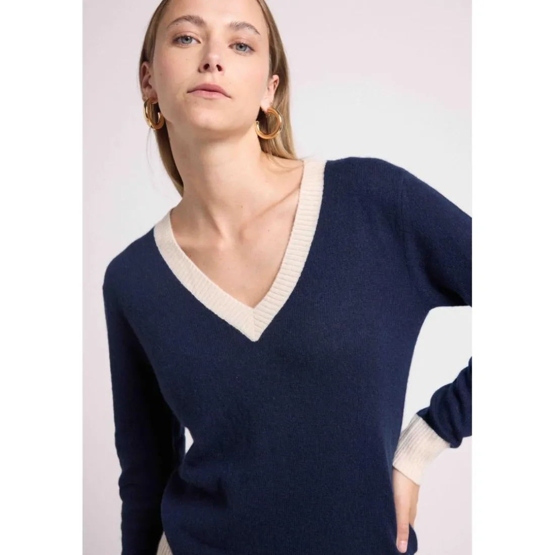 Pull col V rib contraste ZEPHANA en cachemire bleu marine et rib blanc