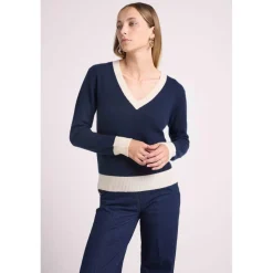 Pull col V rib contraste ZEPHANA en cachemire bleu marine et rib blanc