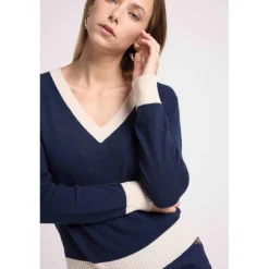 Pull col V rib contraste ZEPHANA en cachemire bleu marine et rib blanc