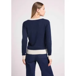 Pull col V rib contraste ZEPHANA en cachemire bleu marine et rib blanc