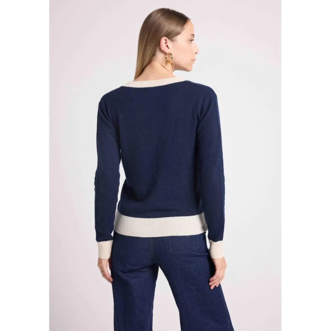 Pull col V rib contraste ZEPHANA en cachemire bleu marine et rib blanc