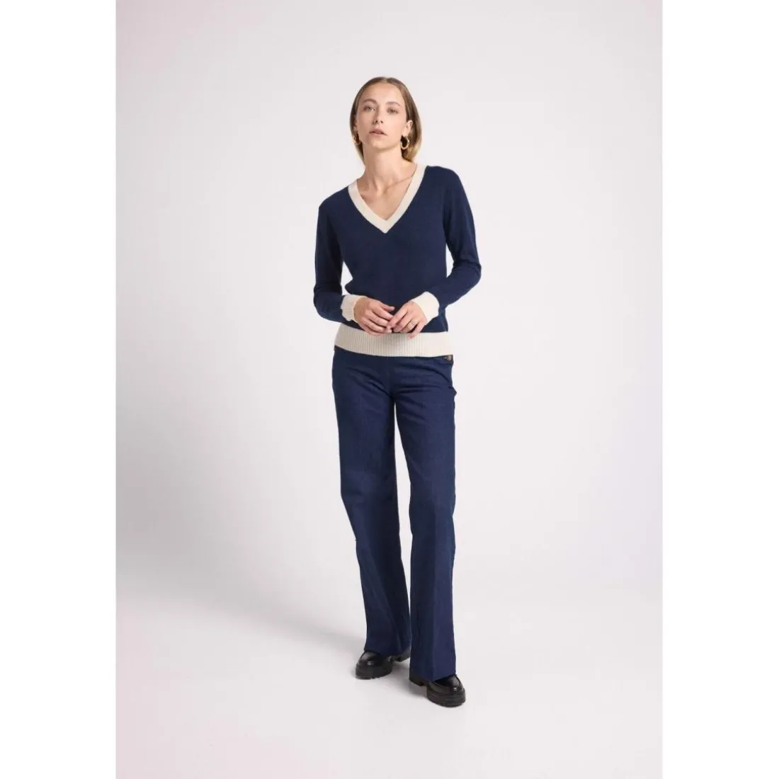 Pull col V rib contraste ZEPHANA en cachemire bleu marine et rib blanc