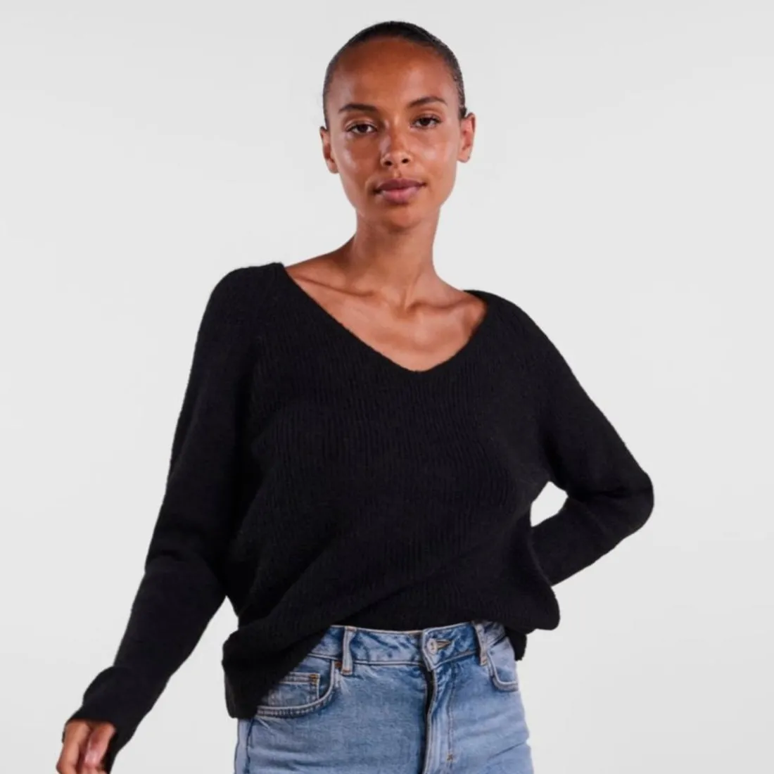 Pull en maille Ellen col en V noir Lila