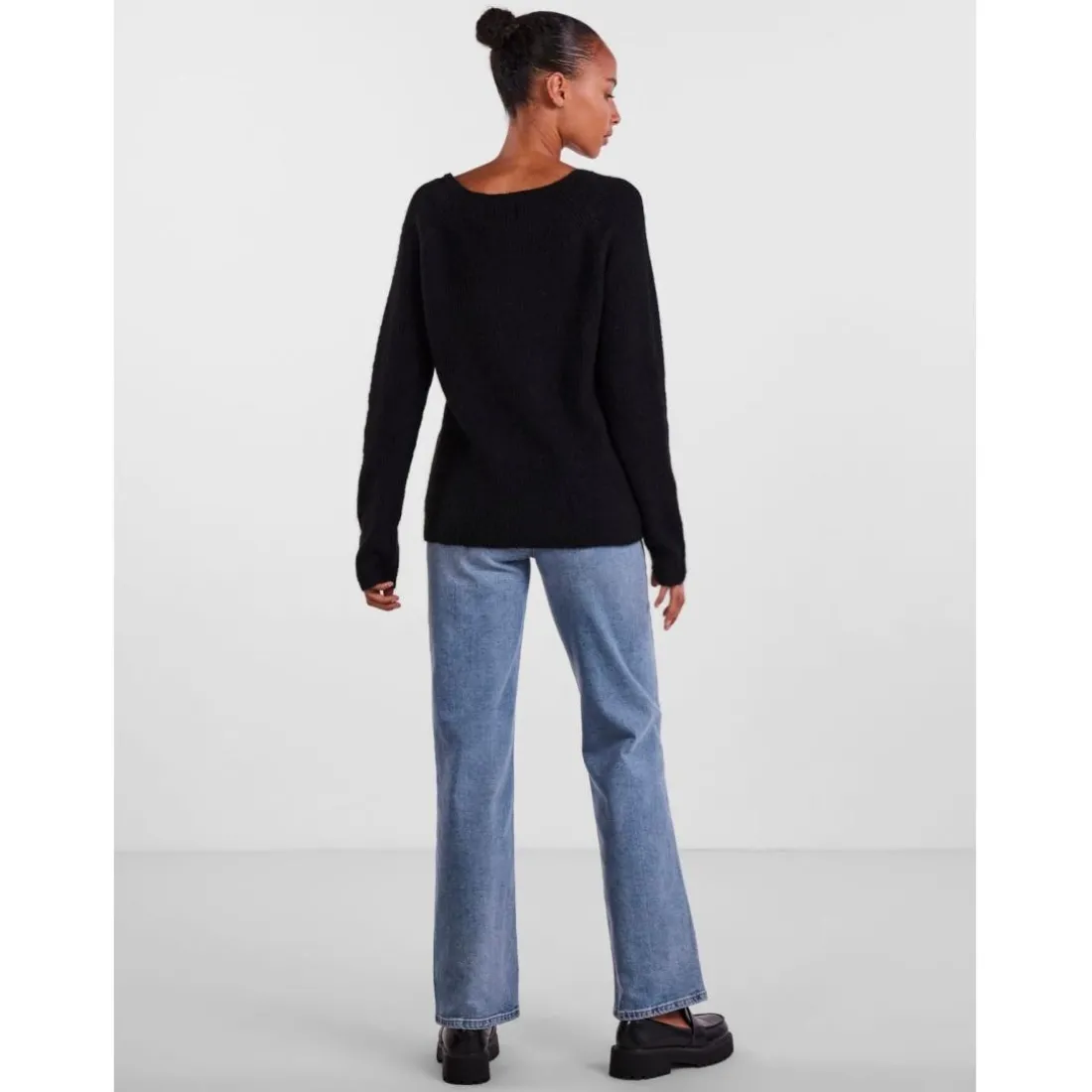 Pull en maille Ellen col en V noir Lila