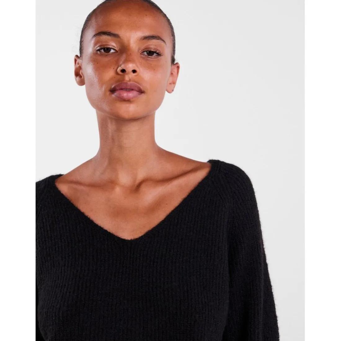 Pull en maille Ellen col en V noir Lila