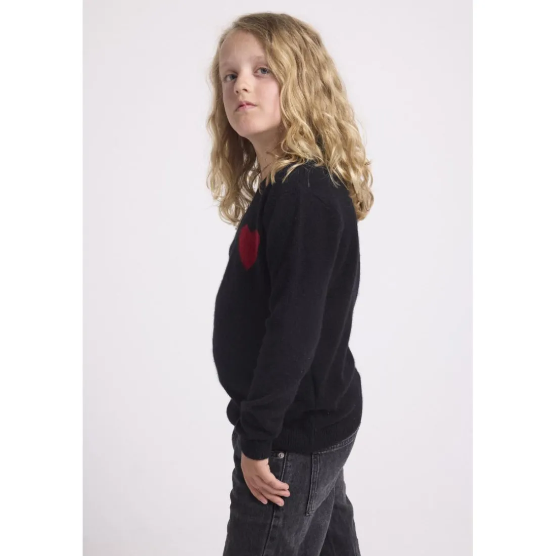 Pull enfant col rond cœur poitrine LENNY en cachemire noir cœur rouge