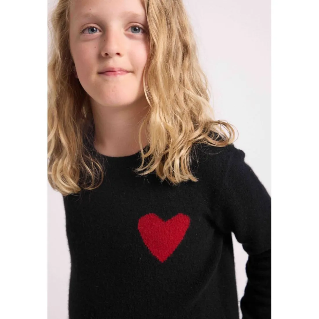 Pull enfant col rond cœur poitrine LENNY en cachemire noir cœur rouge