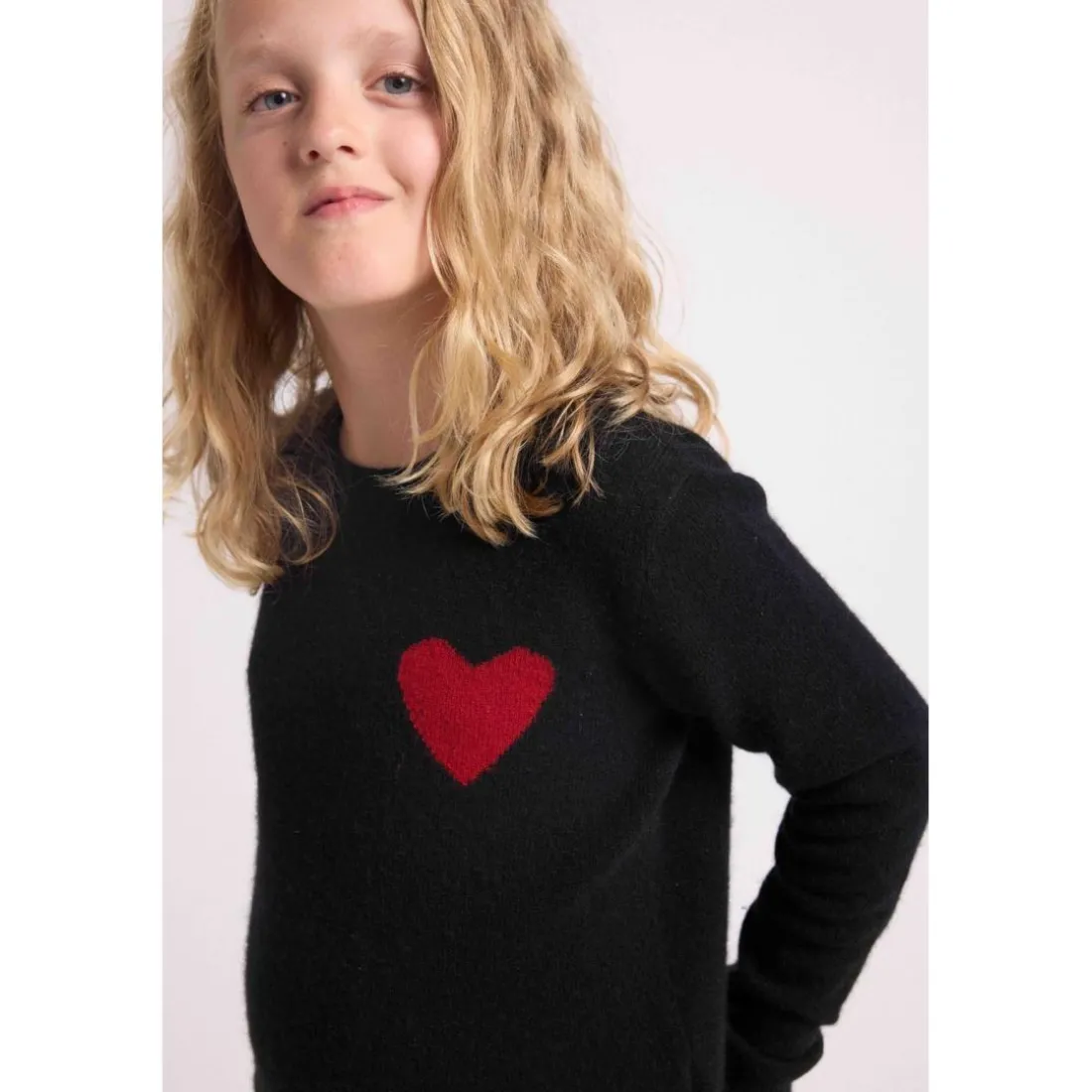 Pull enfant col rond cœur poitrine LENNY en cachemire noir cœur rouge
