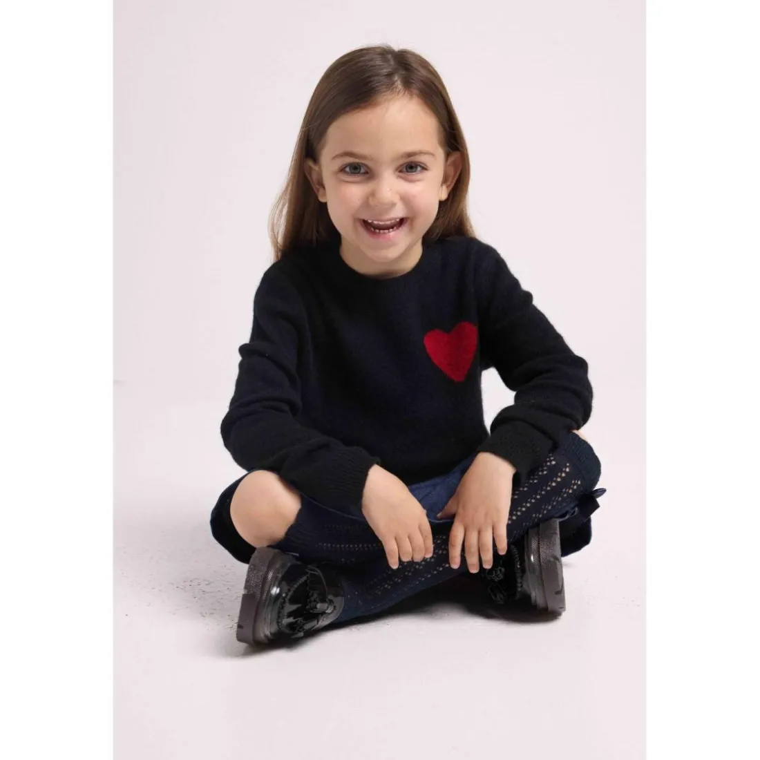 Pull enfant col rond cœur poitrine LENNY en cachemire noir cœur rouge
