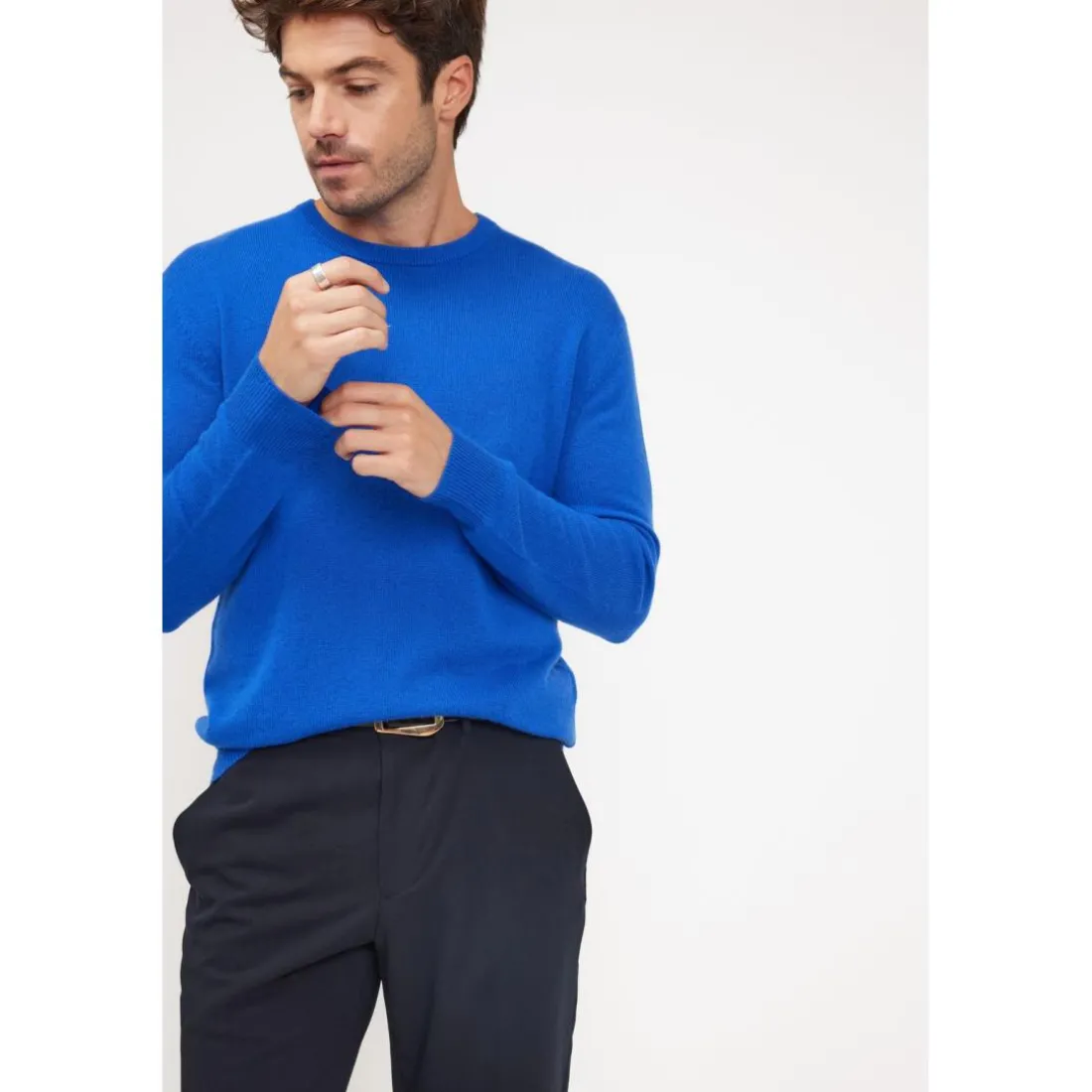 Pull homme col rond ZACH en cachemire bleu flashy