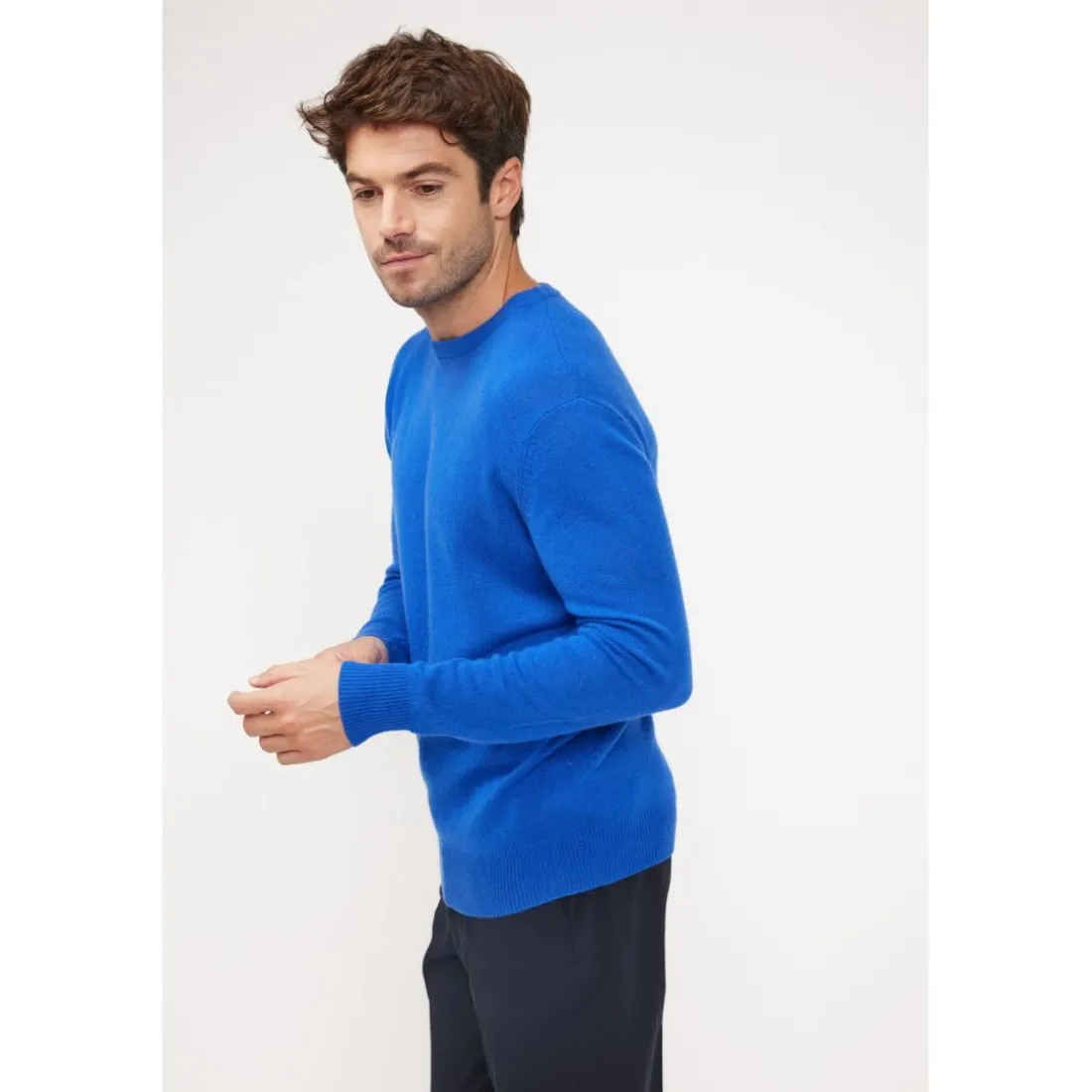 Pull homme col rond ZACH en cachemire bleu flashy