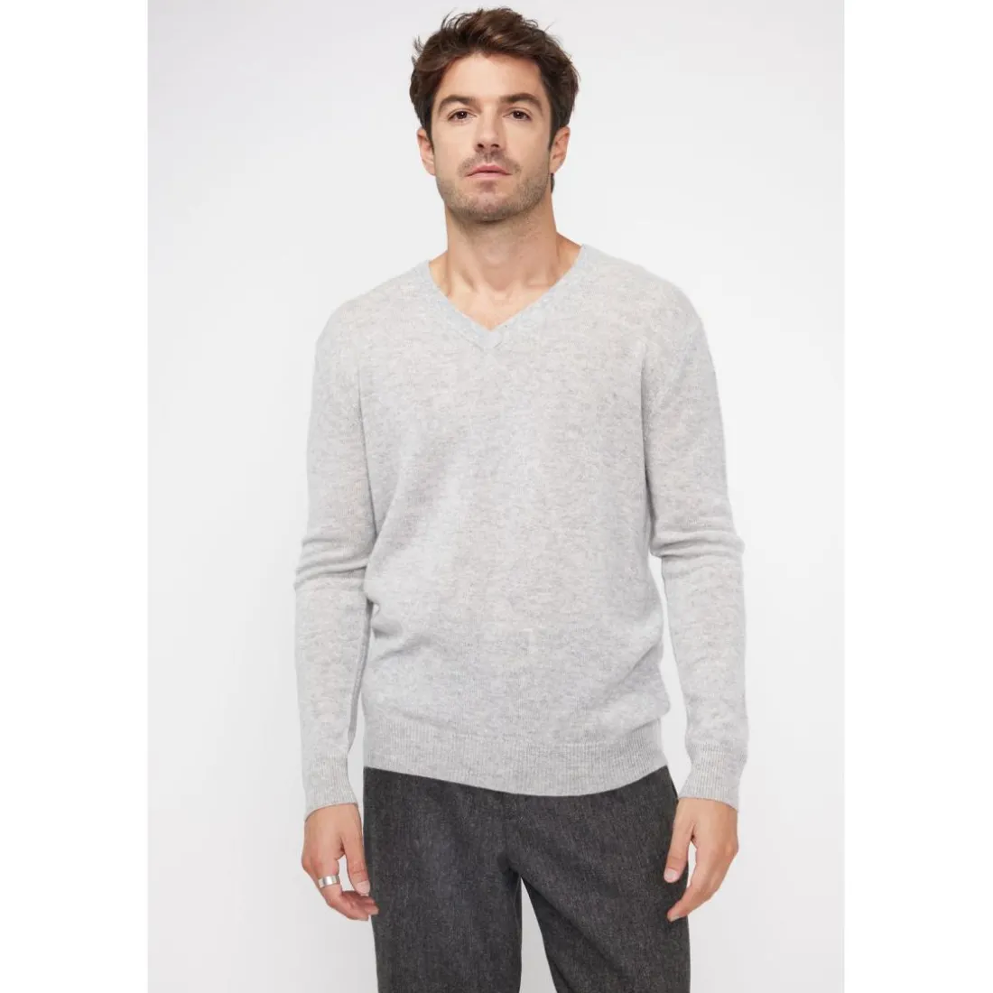 Pull homme col V ZAHER en cachemire gris perle