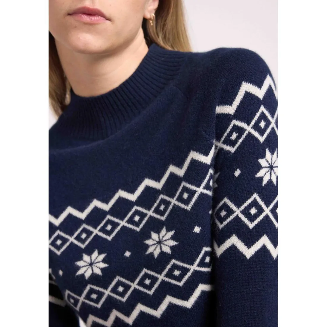 Pull montagne col montant CLARA en cachemire bleu marine et blanc