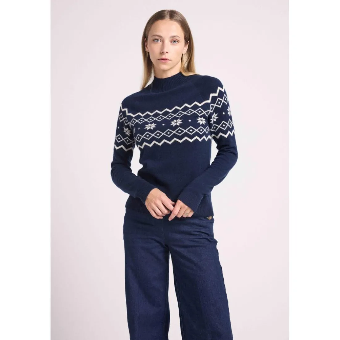 Pull montagne col montant CLARA en cachemire bleu marine et blanc