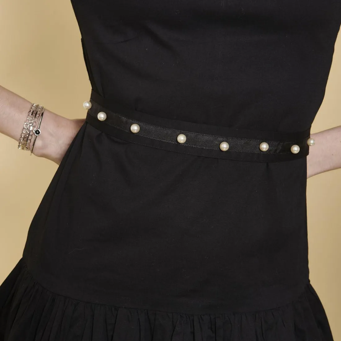 Robe bas volanté manches 3/4 gigot et ceinture avec perles femme - Noir en coton