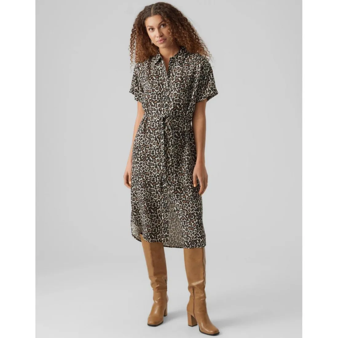 Robe chemise Regular Fit Imprimé all over Col chemise Manches courtes Au-dessus du genou beige en viscose