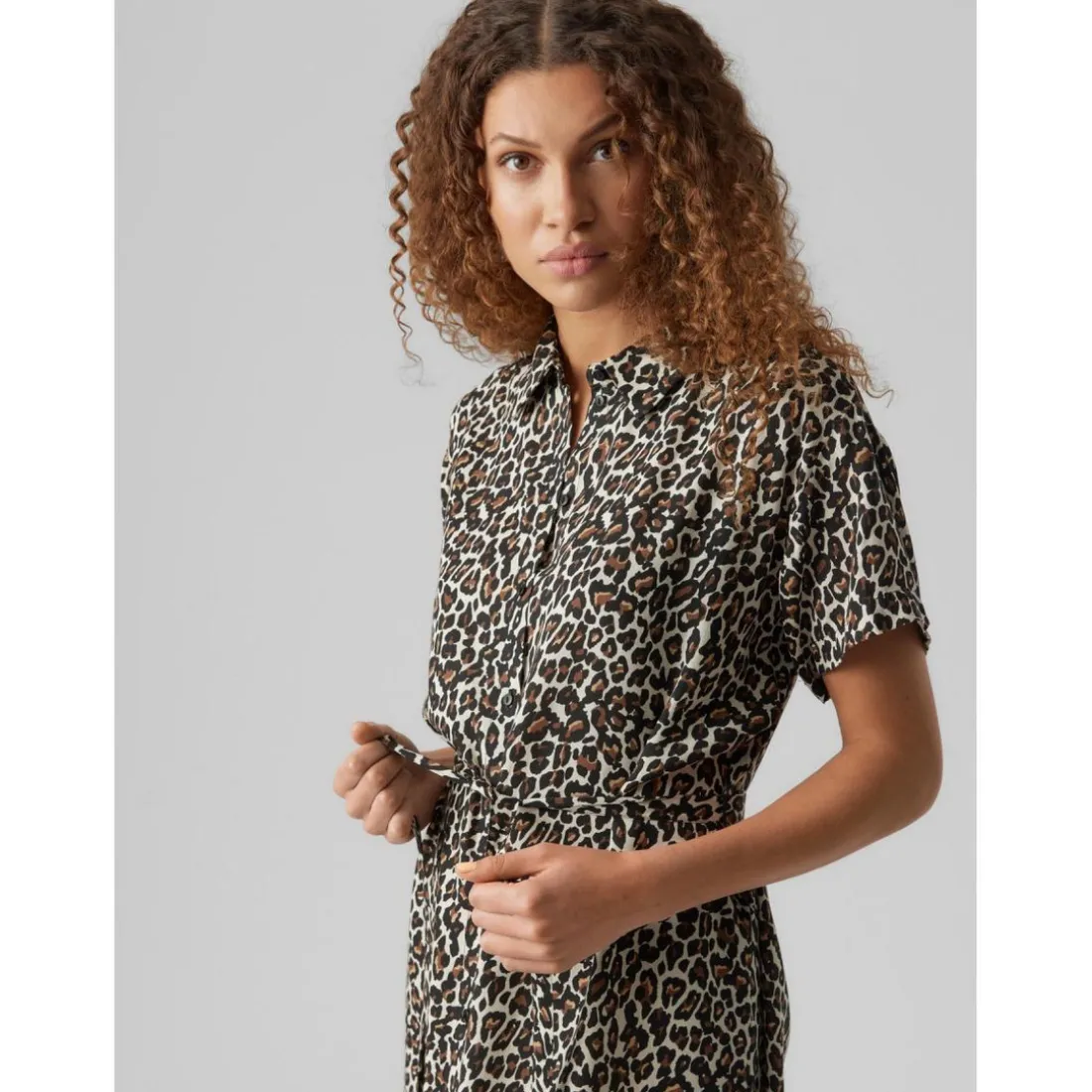 Robe chemise Regular Fit Imprimé all over Col chemise Manches courtes Au-dessus du genou beige en viscose