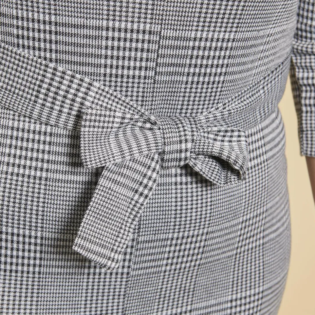 Robe courte à carreaux manches 3/4 et ceinture à nouer femme - Carreaux noir / blanc