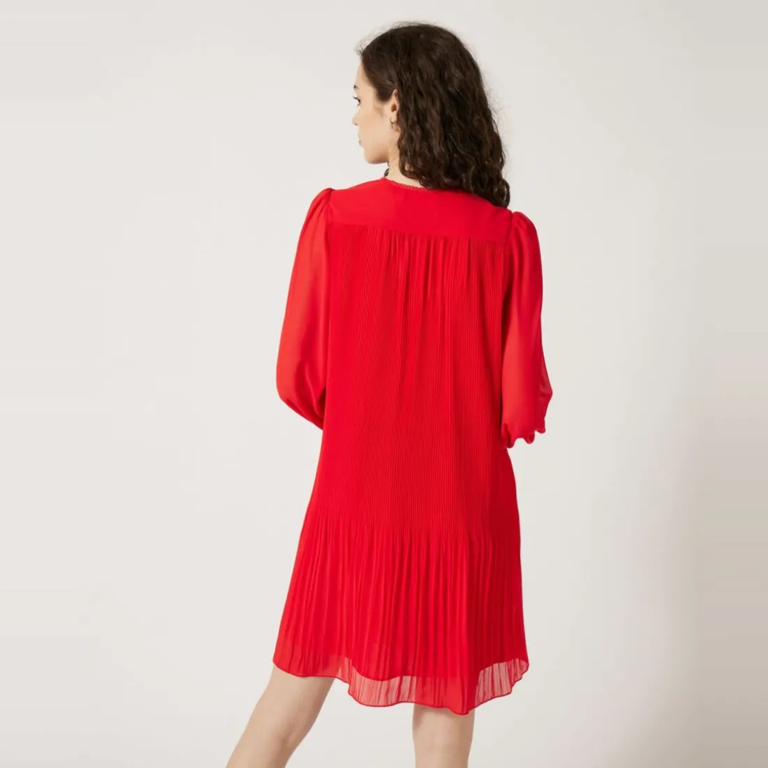 Robe courte avec détail au col