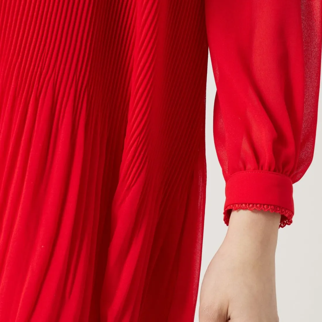 Robe courte avec détail au col