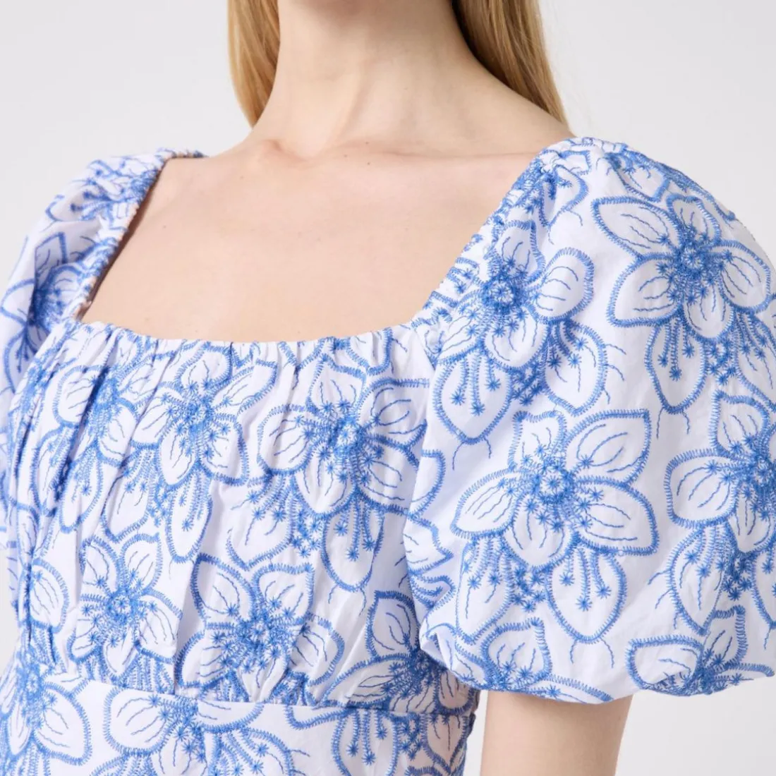 Robe courte brodée en coton écru
