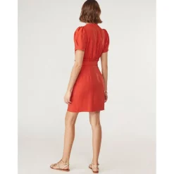 Robe courte cintrée détails boutons marron en lin