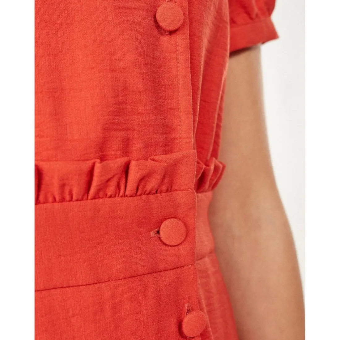 Robe courte cintrée détails boutons marron en lin