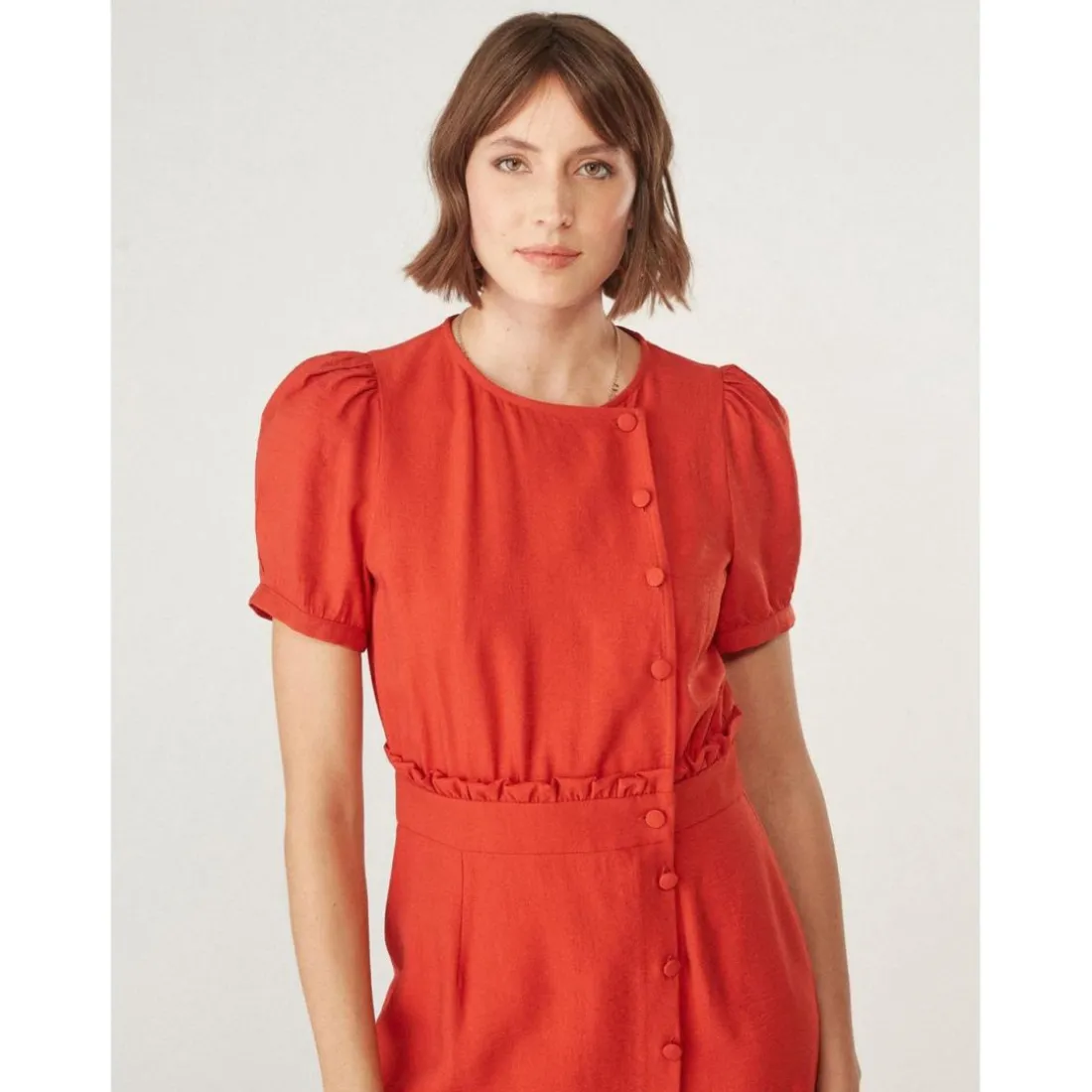 Robe courte cintrée détails boutons marron en lin