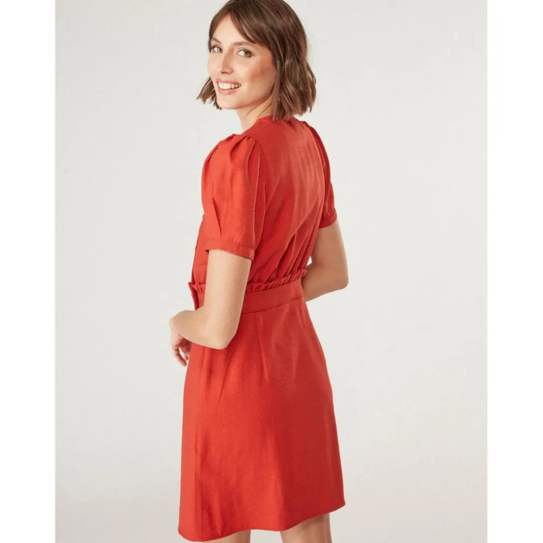 Robe courte cintrée détails boutons marron en lin