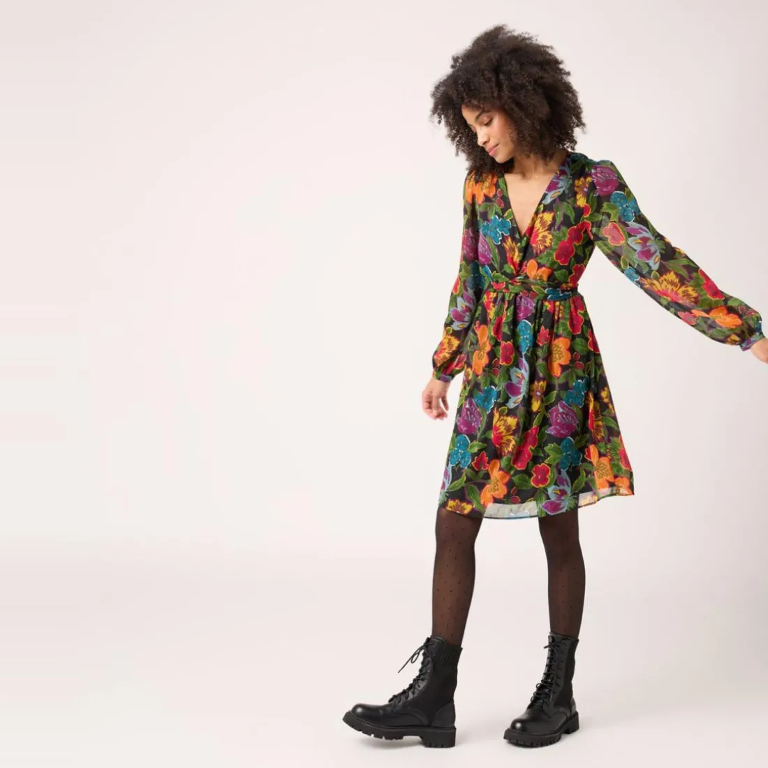 Robe courte imprimée avec col V et manches longues noir