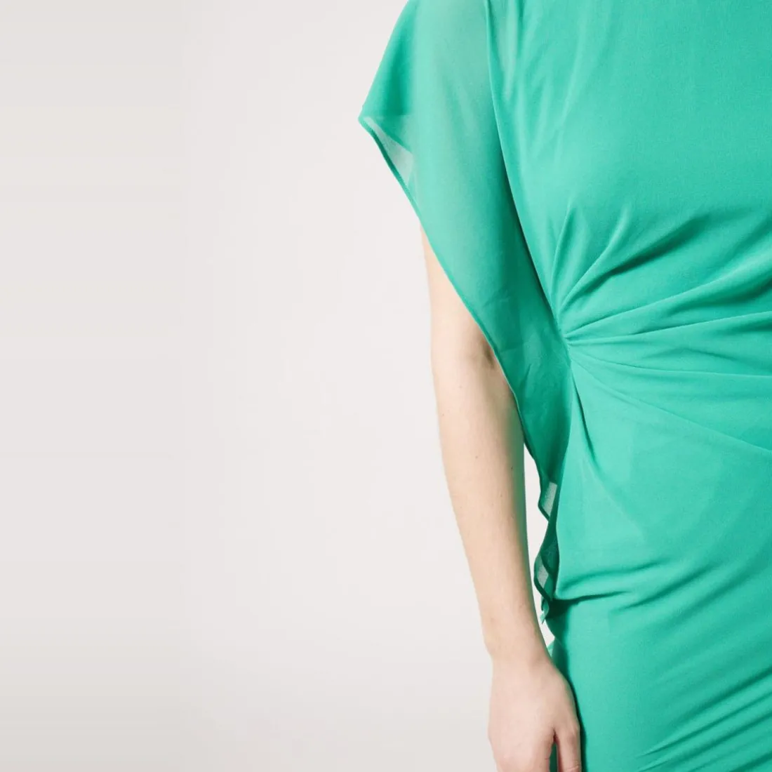 Robe courte manche asymétrique vert