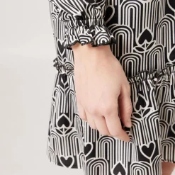 Robe courte noir avec imprimé graphique