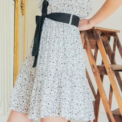 Robe courte épaule dénudée imprimée fleurs Daphnée en viscose