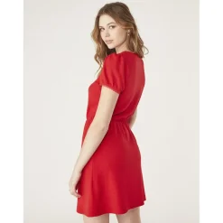 Robe courte unie détails manches rouge