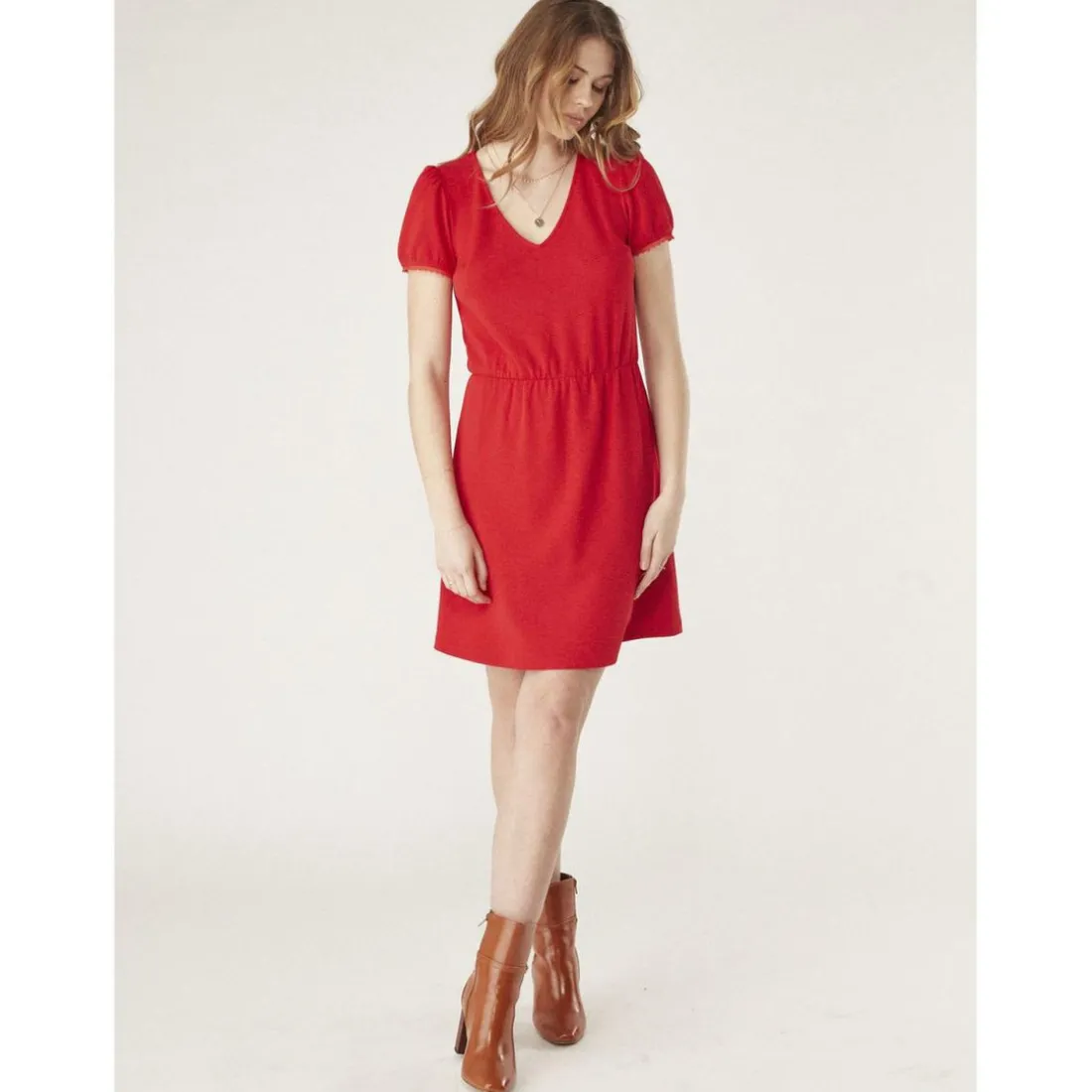 Robe courte unie détails manches rouge
