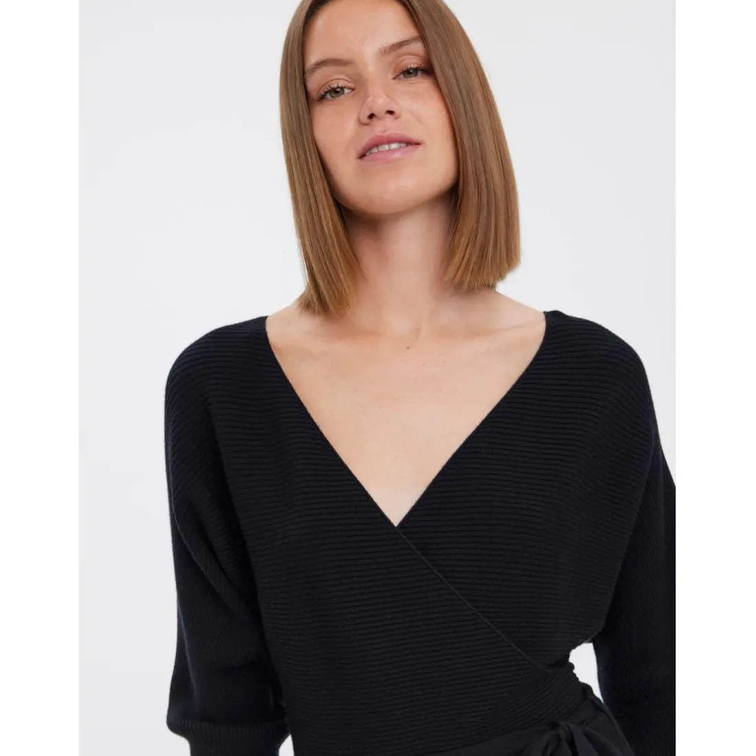 Robe en maille fermeture à scratch au-dessus du genou poignets côtelés col en v manches chauve-souris manches longues noir Sue